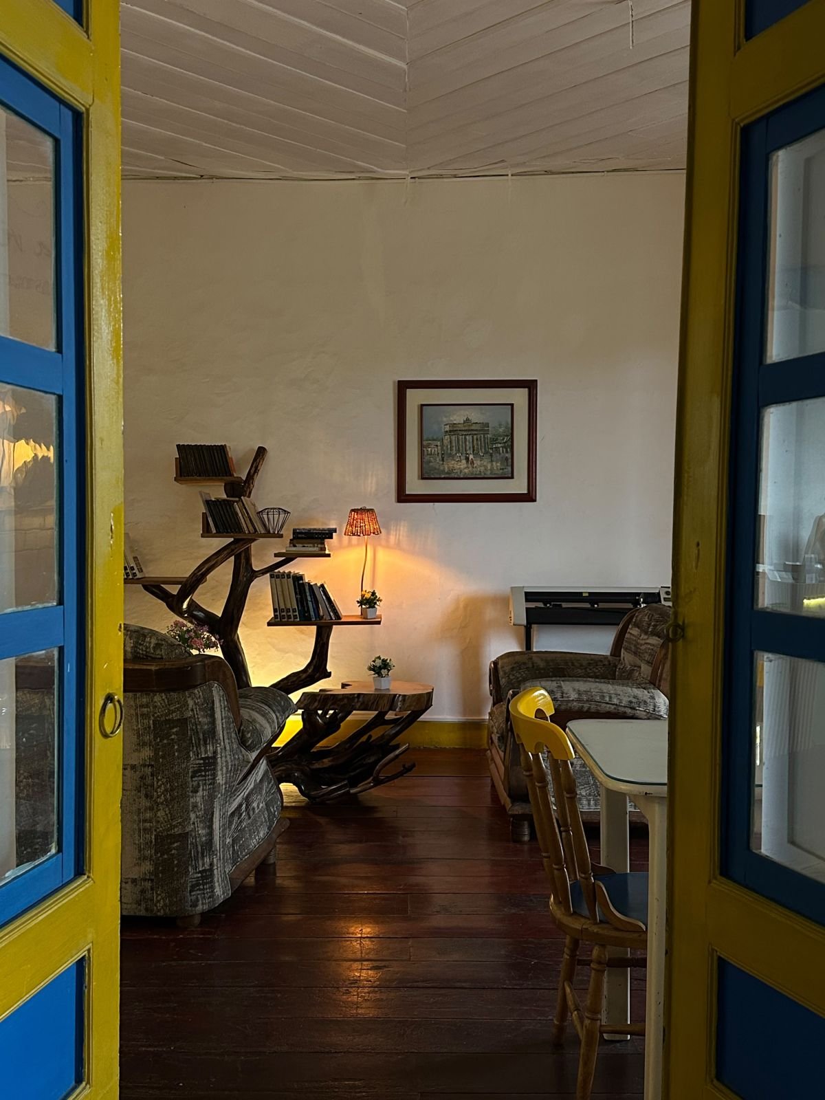 Sala con biblioteca y lámpara